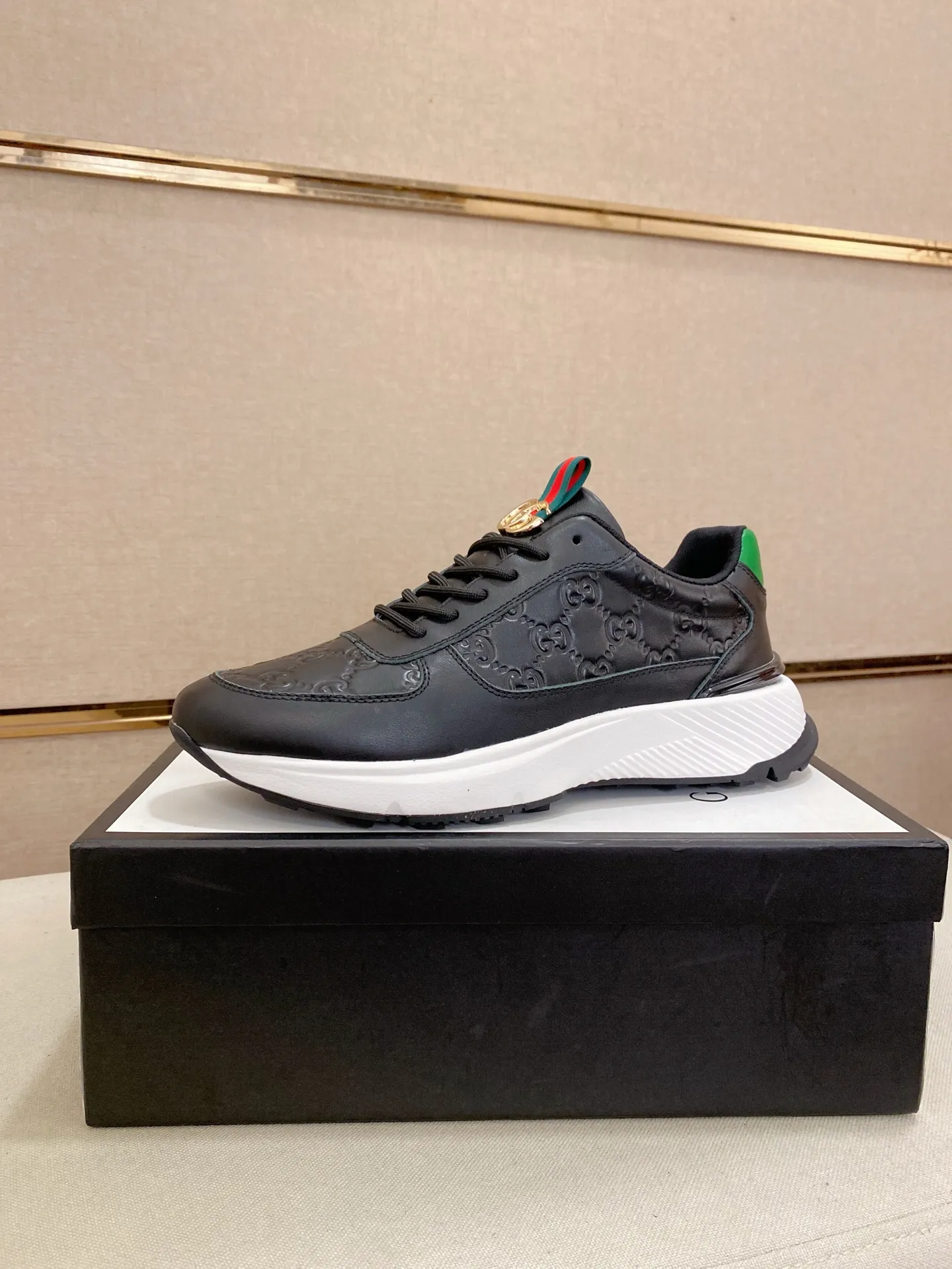 Men's shoes 💰 462💰The new GUCCI (Gucci) counters are launched simultaneously. The new men's shoes, 😘fabrics are selected from imported cowhide, and the lining is sheepskin lining. 👍🏿 High-end ☄️ air-cushion molded anti-slip rubber outsole, exquisite lines, simple and elegant, comfortable and high-end for leisure travel. Code number: 38 to 44 (45 can be customized and cannot be returned or exchanged)